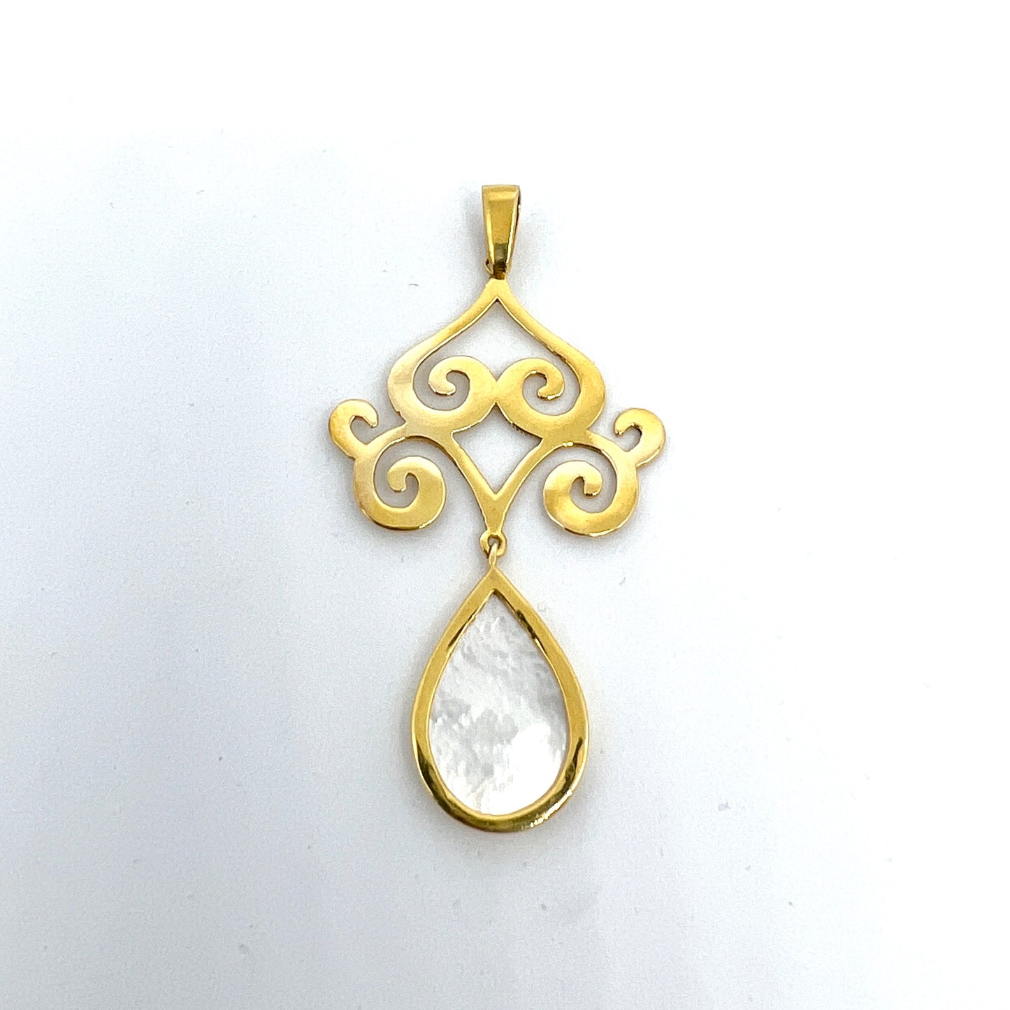 Vintage 18k Gold mother of Pearl Pendant.