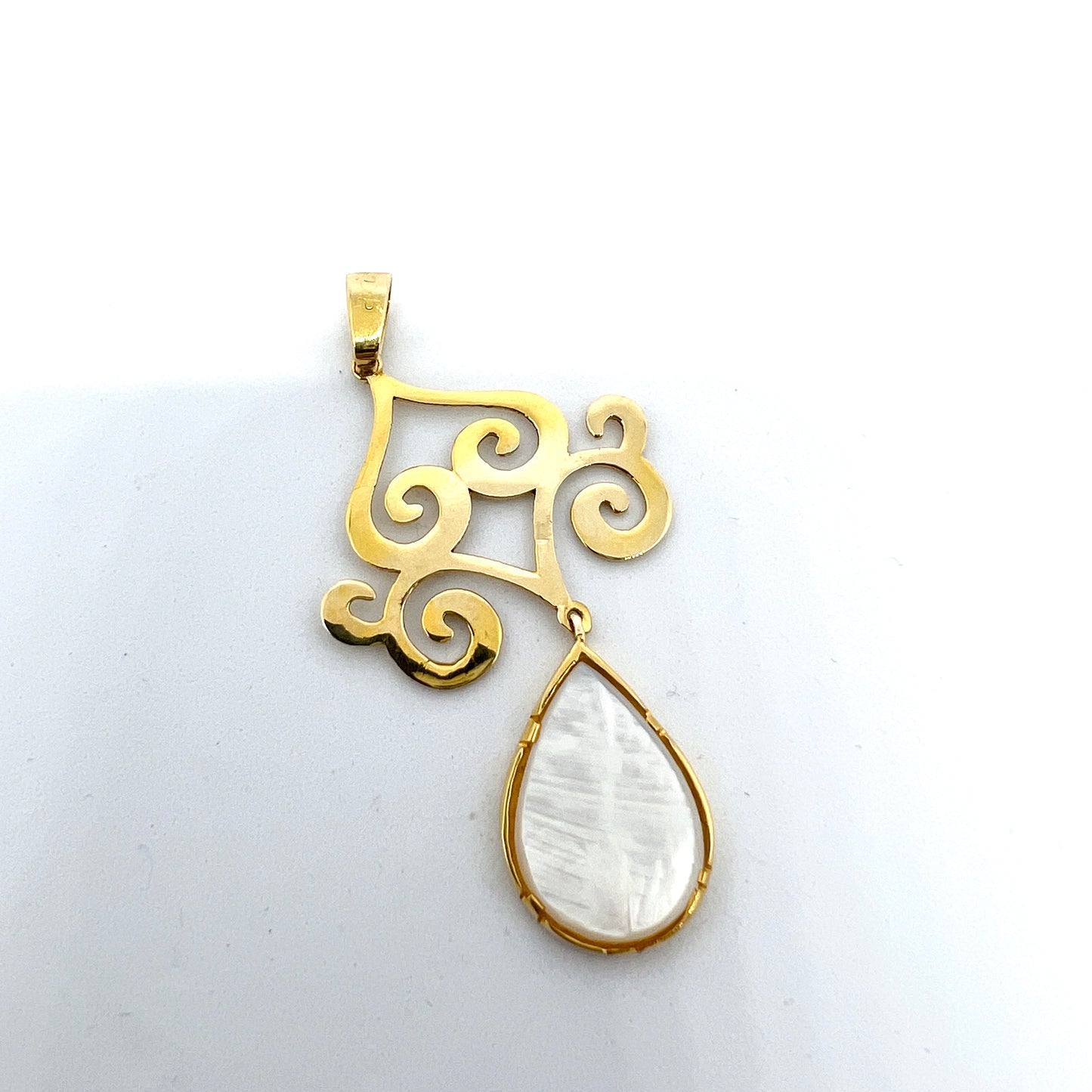 Vintage 18k Gold mother of Pearl Pendant.