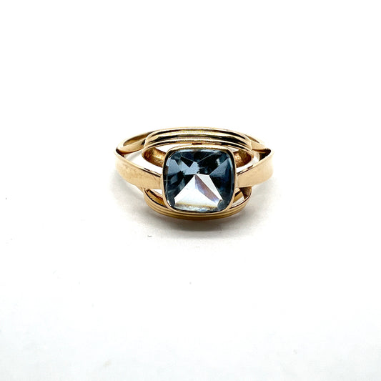 Guldvaruhuset, Sweden year 1960. Vintage 18k Gold Ice Blue Synthetic Spinel Ring.