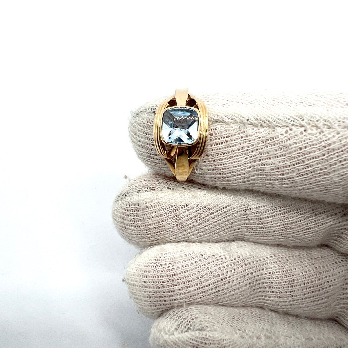 Guldvaruhuset, Sweden year 1960. Vintage 18k Gold Ice Blue Synthetic Spinel Ring.