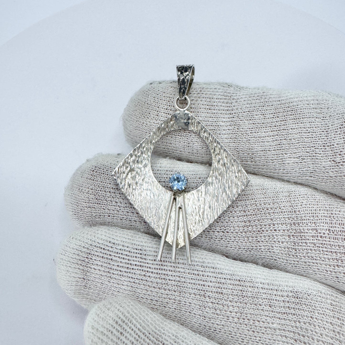 Edvard Kinni, Finland 1970 Vintage Solid Silver Synthetic Spinel Pendant.