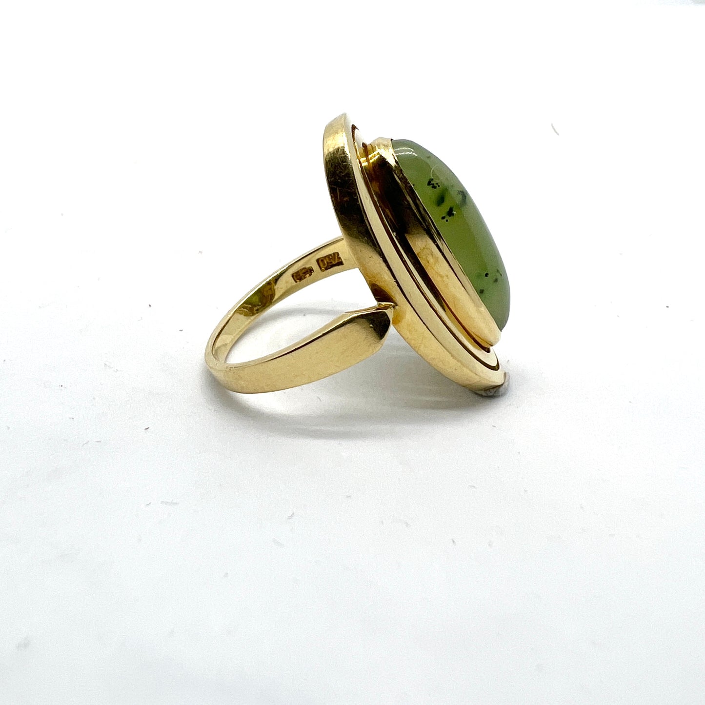 Vintage 18k Gold Nephrite Jade Ring.