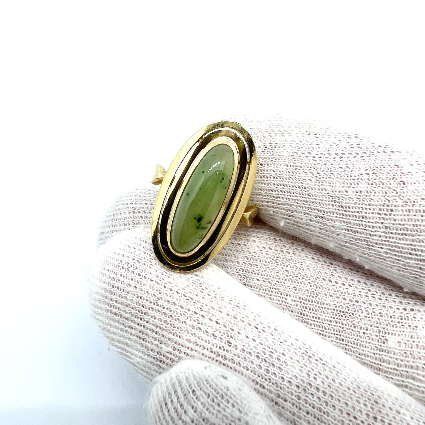 Vintage 18k Gold Nephrite Jade Ring.