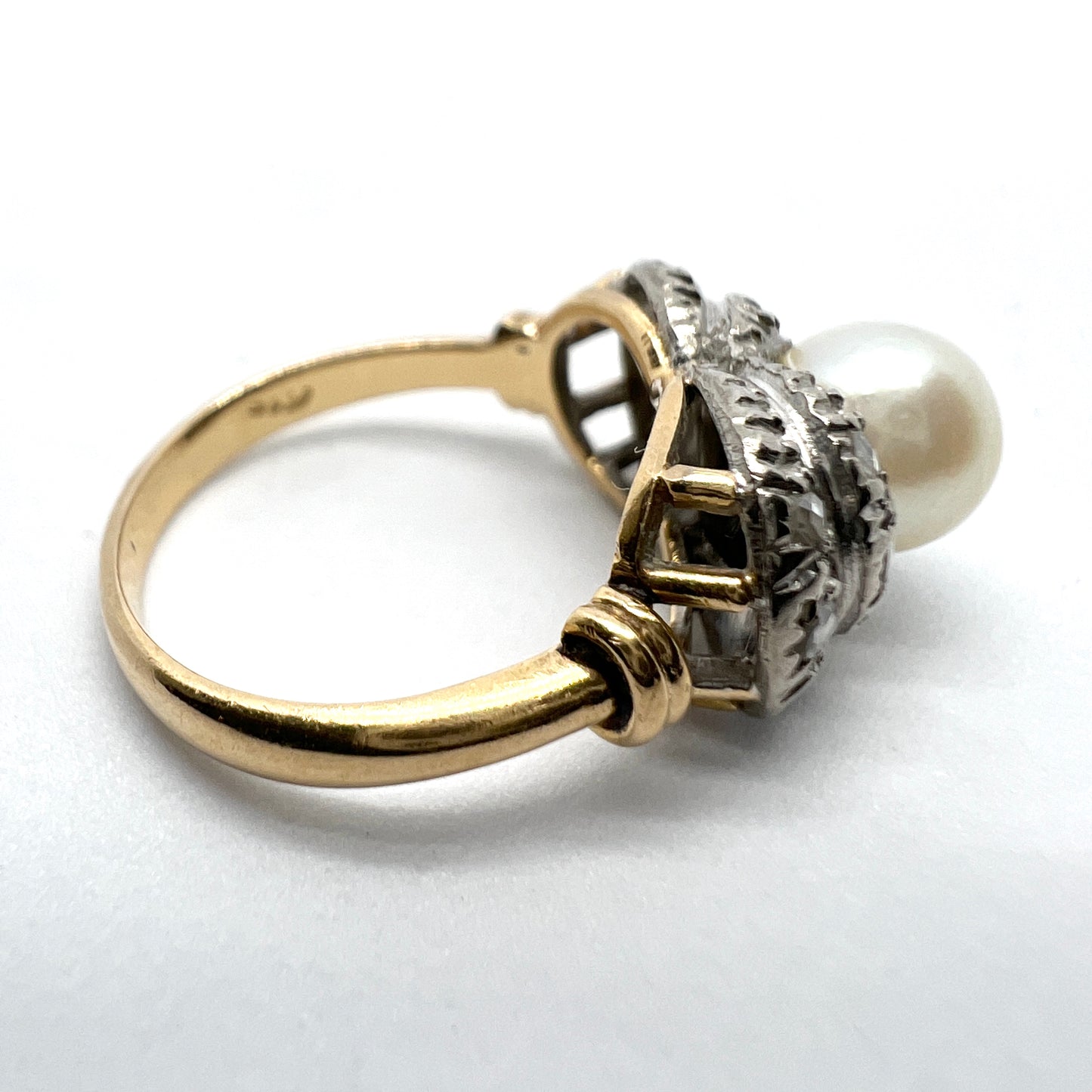 Vintage 1940-50s. 18k Gold Diamond Pearl Pinky Ring.