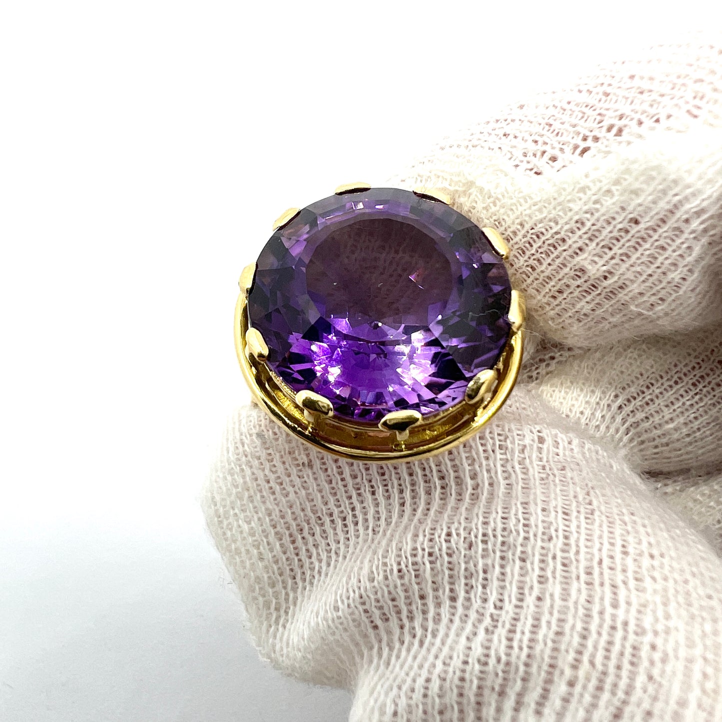 Bold Vintage 18k Gold Amethyst Cocktail Ring. Makers Mark. 10.9 gram