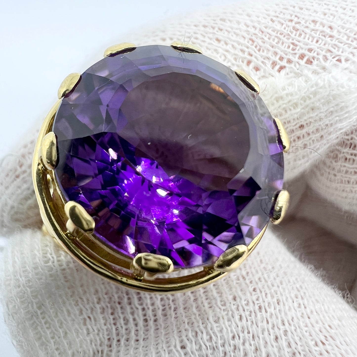 Bold Vintage 18k Gold Amethyst Cocktail Ring. Makers Mark. 10.9 gram