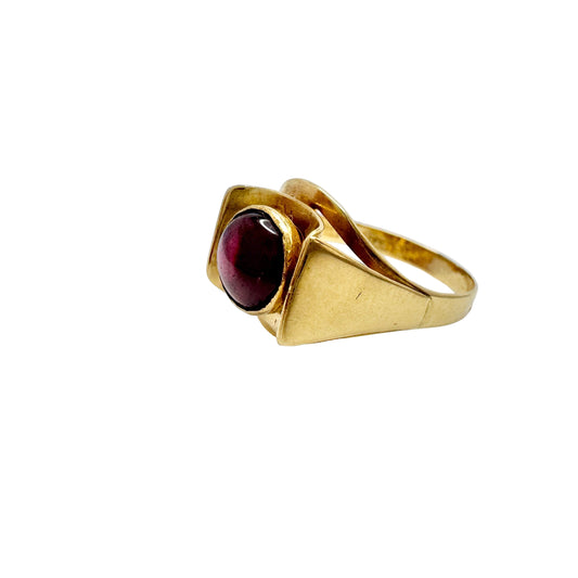 Kaplan, Sweden 1970. Vintage 18k Gold Violet Paste Stone Ring.