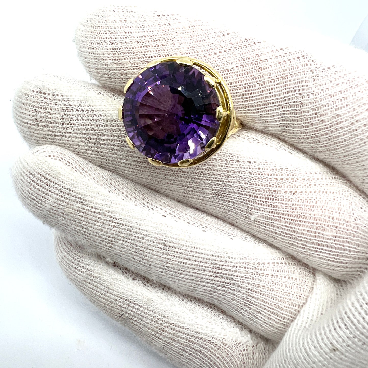 Bold Vintage 18k Gold Amethyst Cocktail Ring. Makers Mark. 10.9 gram