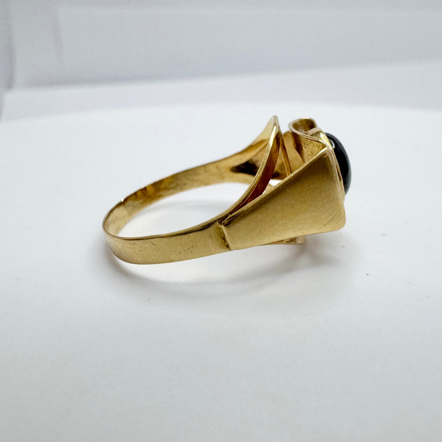 Kaplan, Sweden 1970. Vintage 18k Gold Violet Paste Stone Ring.