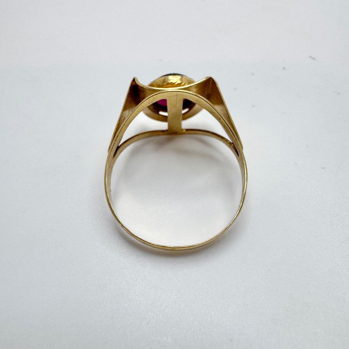 Kaplan, Sweden 1970. Vintage 18k Gold Violet Paste Stone Ring.