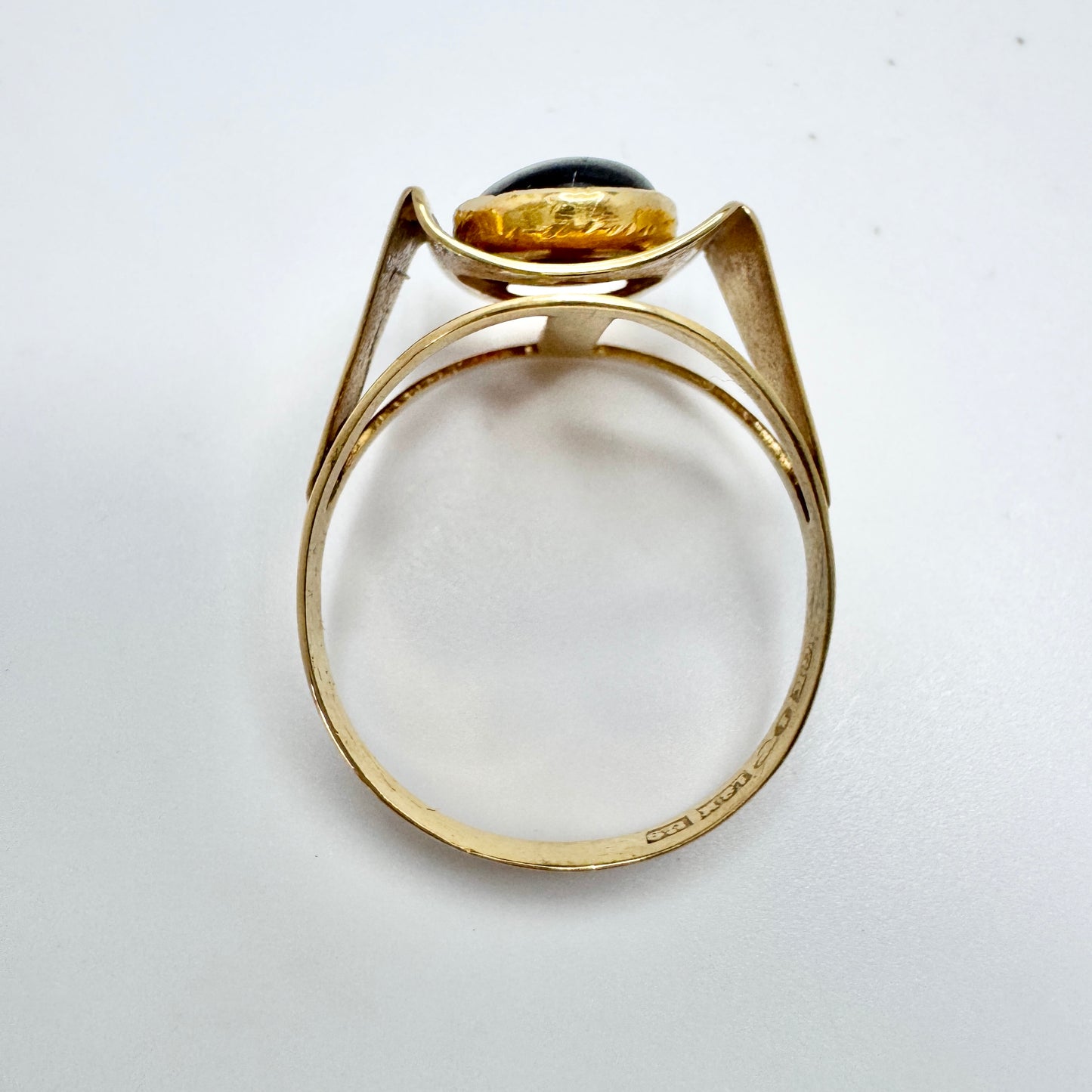 Kaplan, Sweden 1970. Vintage 18k Gold Violet Paste Stone Ring.