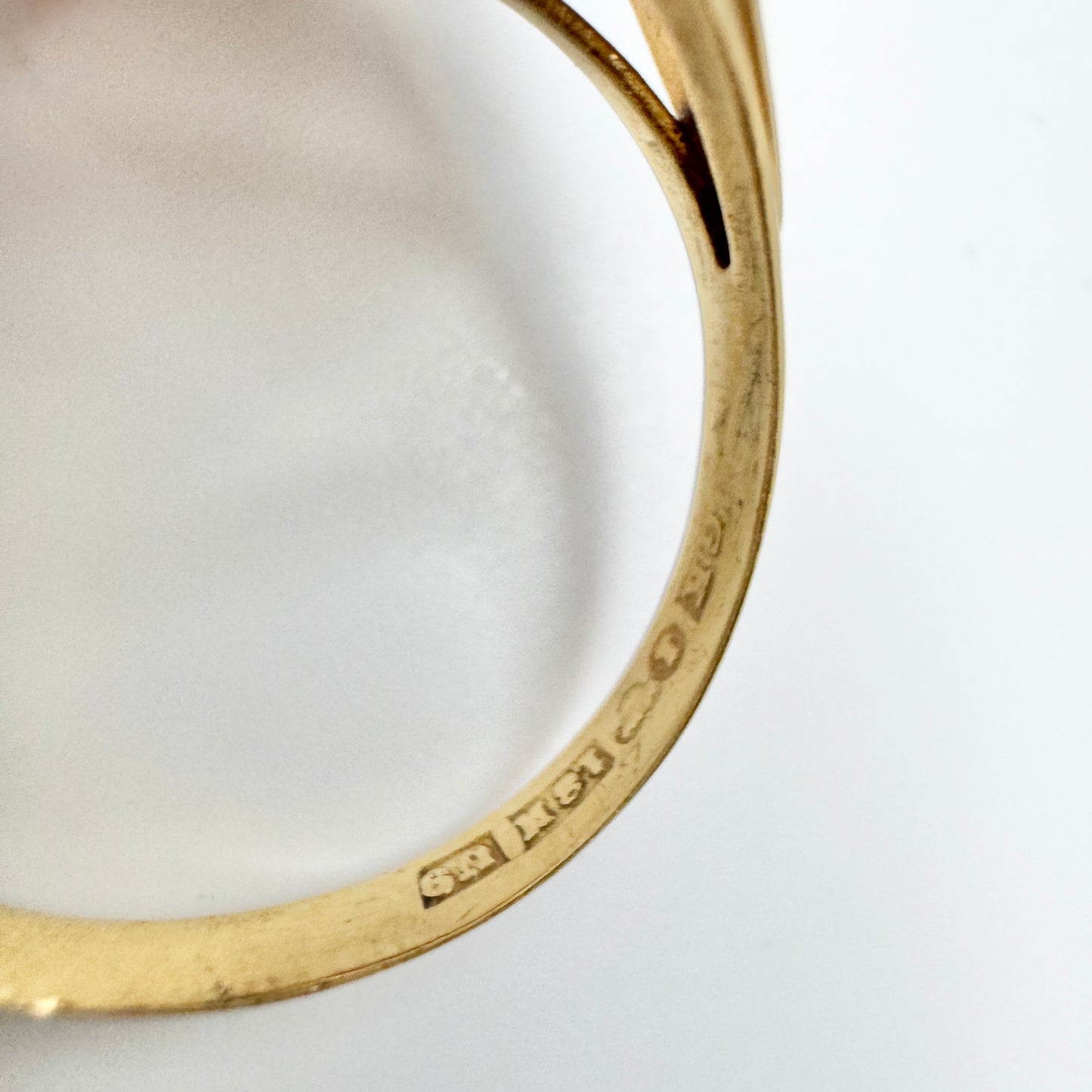 Kaplan, Sweden 1970. Vintage 18k Gold Violet Paste Stone Ring.