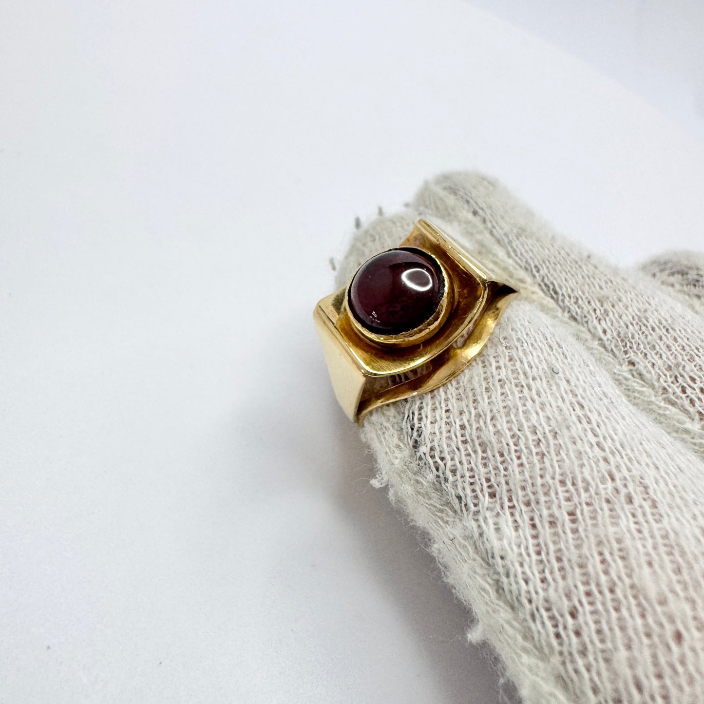 Kaplan, Sweden 1970. Vintage 18k Gold Violet Paste Stone Ring.