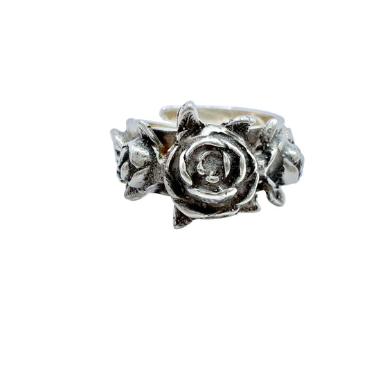 Pentti Sarpaneva for Turun Hopea, Finland 1978. Vintage Silver Wild Roses Ring. Signed.
