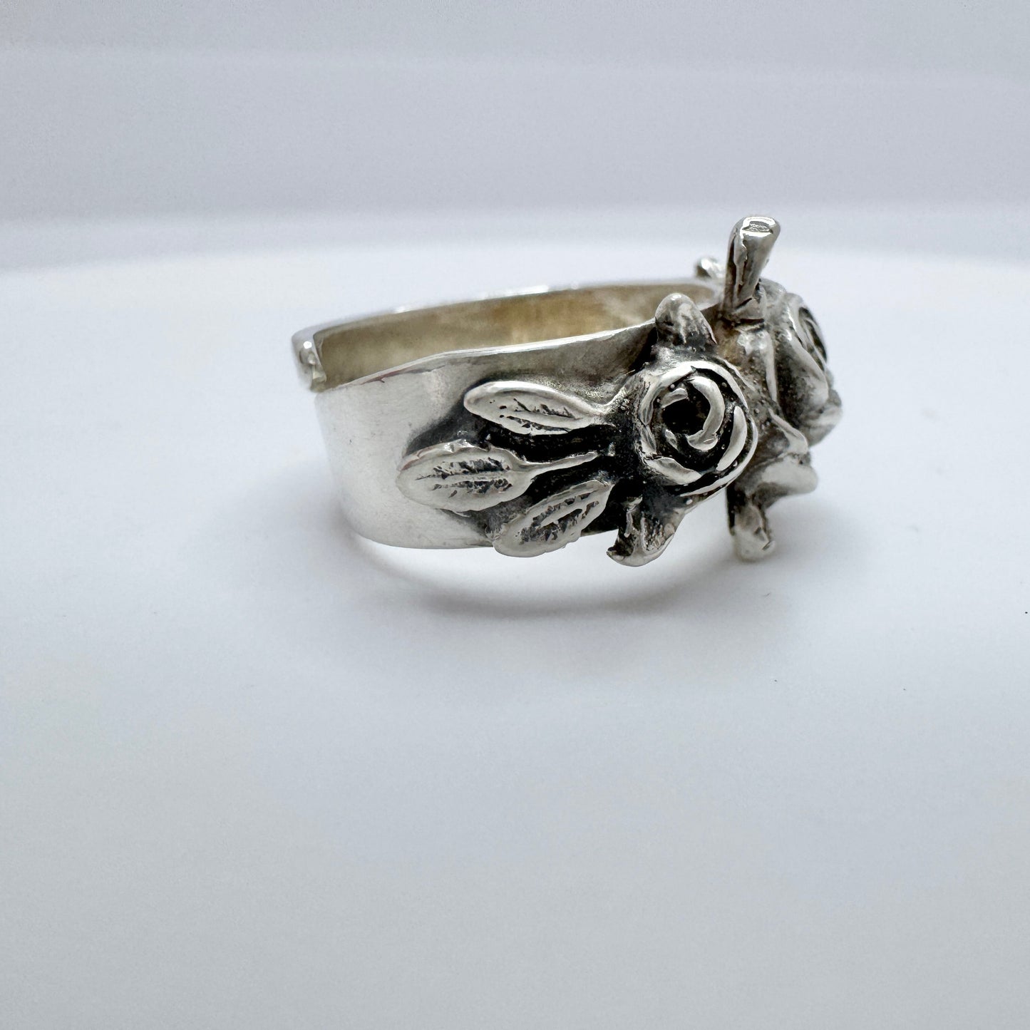 Pentti Sarpaneva for Turun Hopea, Finland 1978. Vintage Silver Wild Roses Ring. Signed.