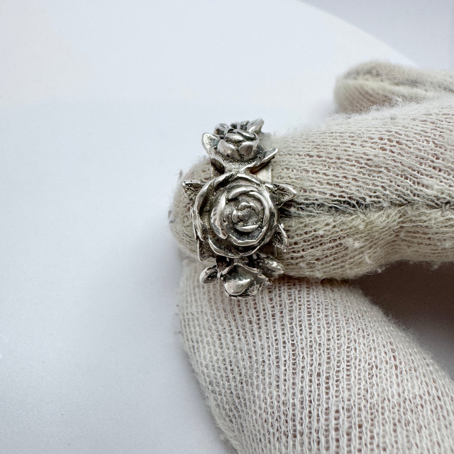 Pentti Sarpaneva for Turun Hopea, Finland 1978. Vintage Silver Wild Roses Ring. Signed.