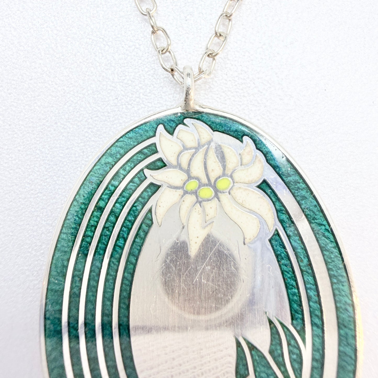 Franklin Mint, Birmingham 1977. Vintage Sterling Silver Enamel Edelweiss Pendant Necklace.