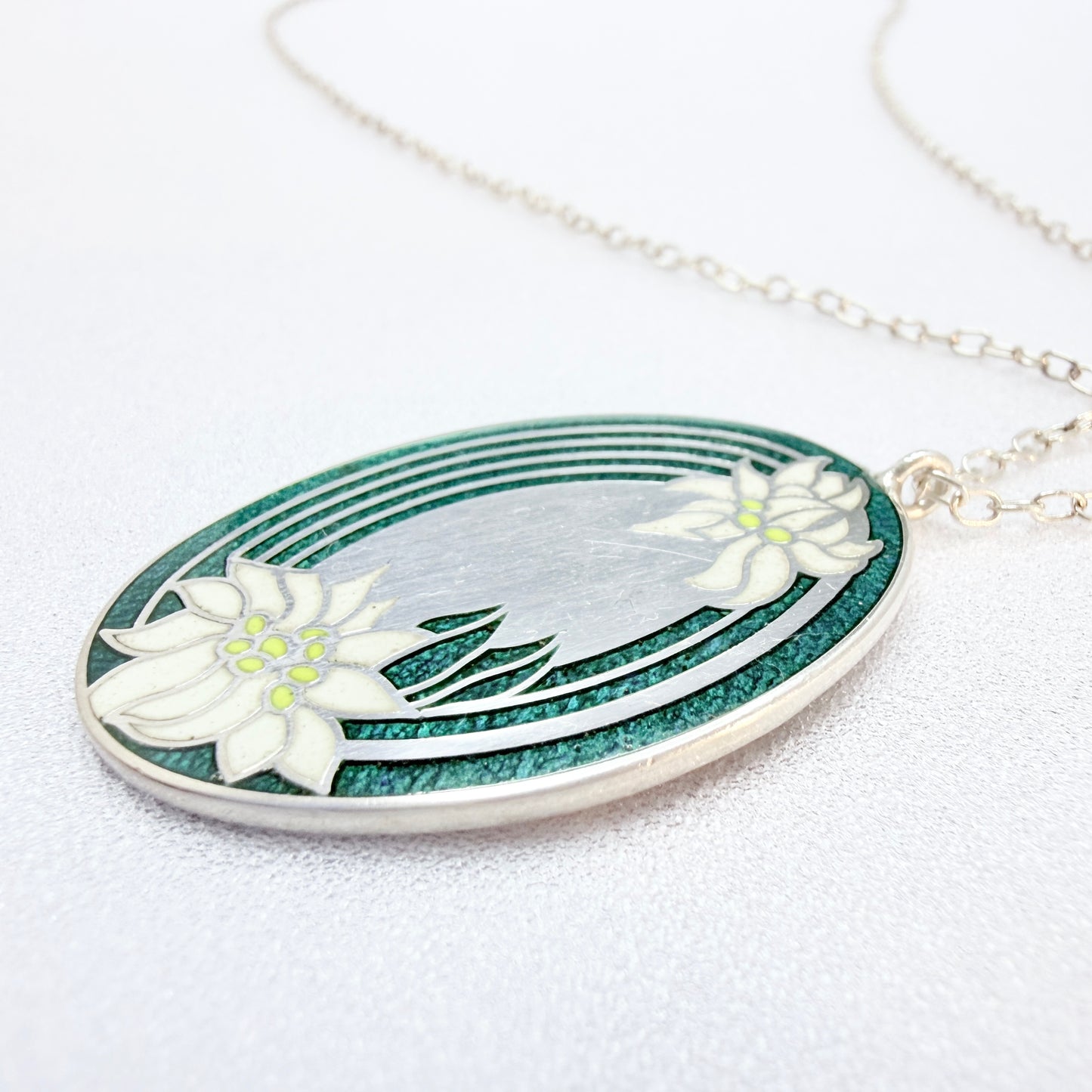 Franklin Mint, Birmingham 1977. Vintage Sterling Silver Enamel Edelweiss Pendant Necklace.