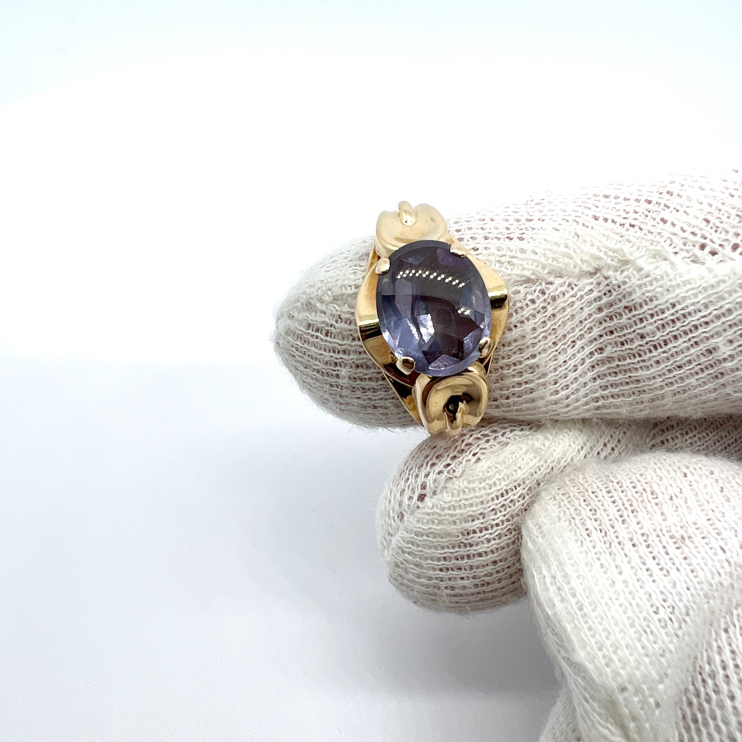 Ceson, Sweden year 1960. Vintage 18k Gold Synthetic Sapphire Ring.