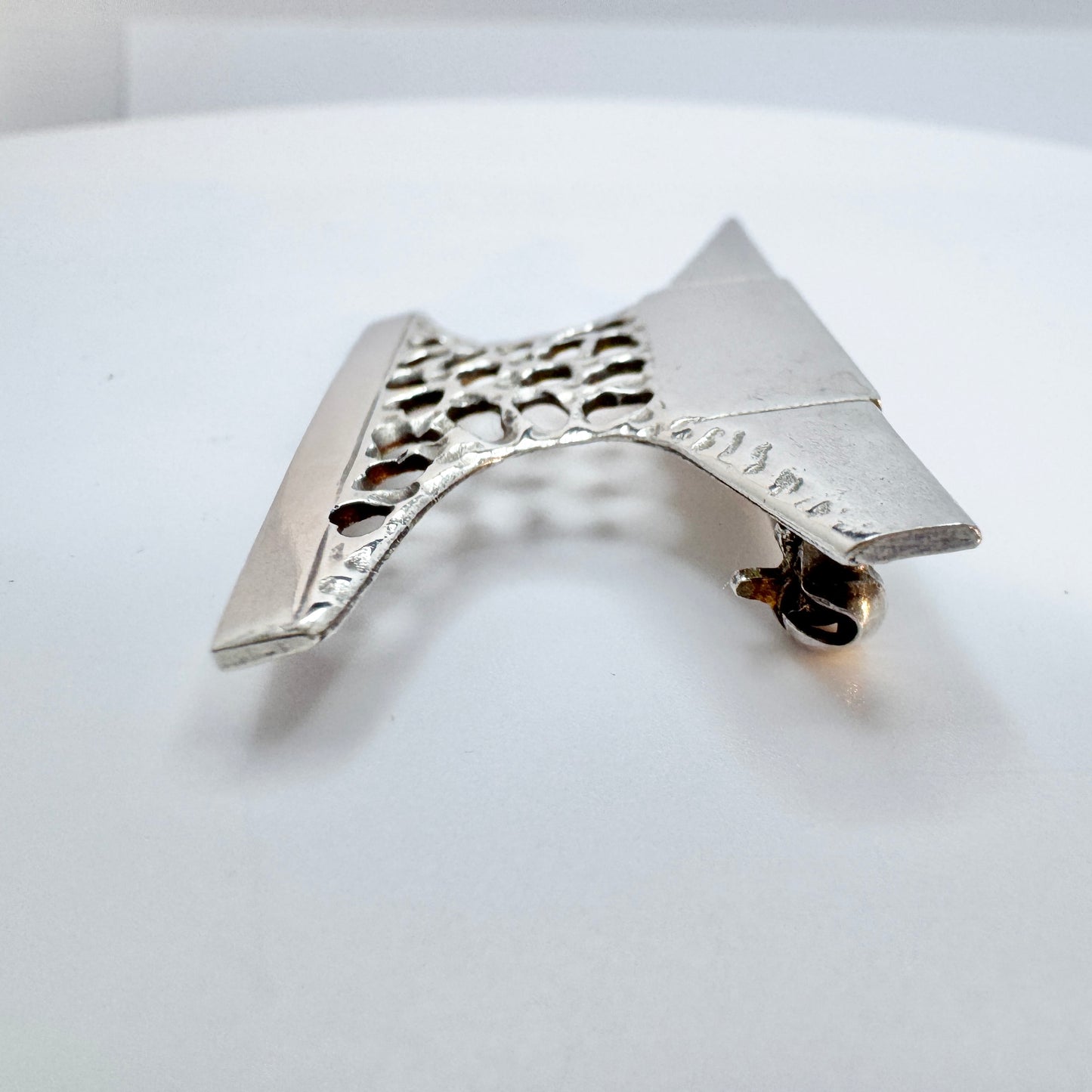 G Dahlgren, Sweden 1973. Vintage Sterling Silver Anvil Brooch.