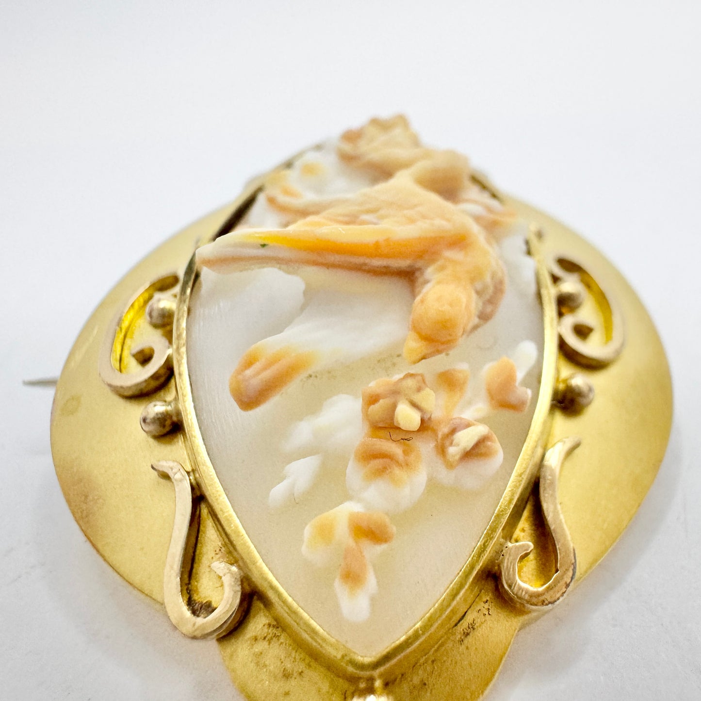 Antique Victorian 18k Gold Bird Cameo Brooch.