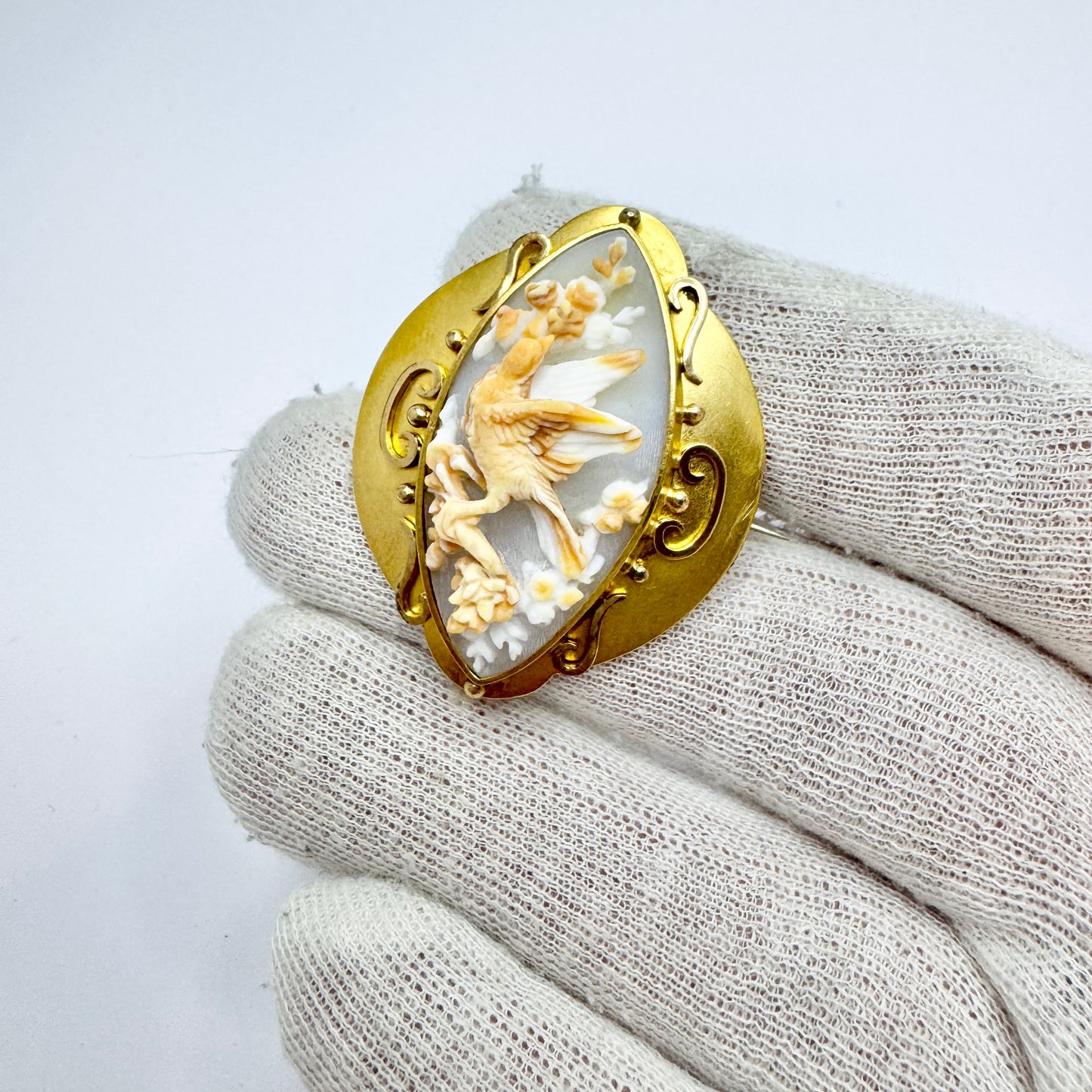 Antique Victorian 18k Gold Bird Cameo Brooch.