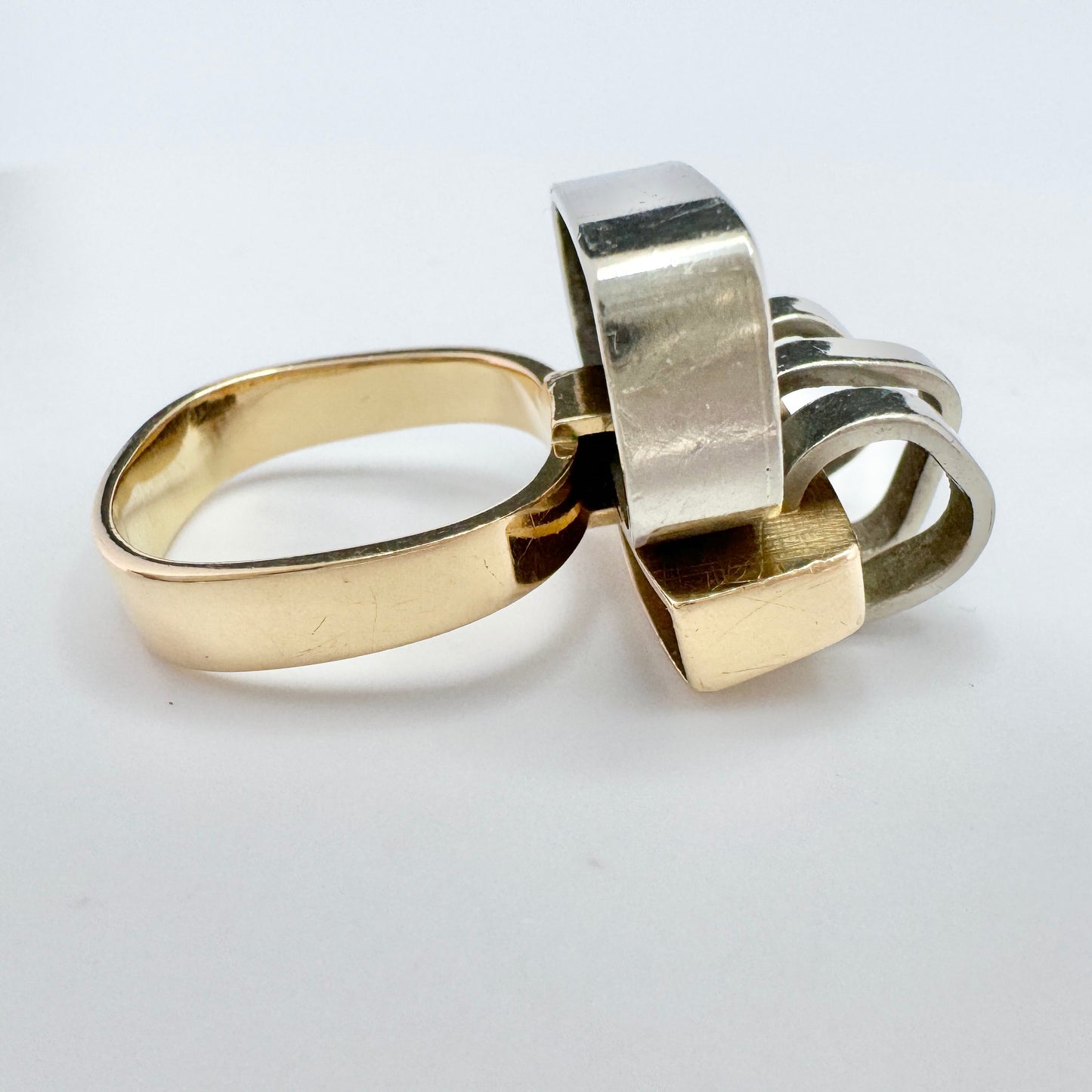 Claes E Giertta, Sweden 1977. Vintage Modernist 18k Gold Ring. Signed.