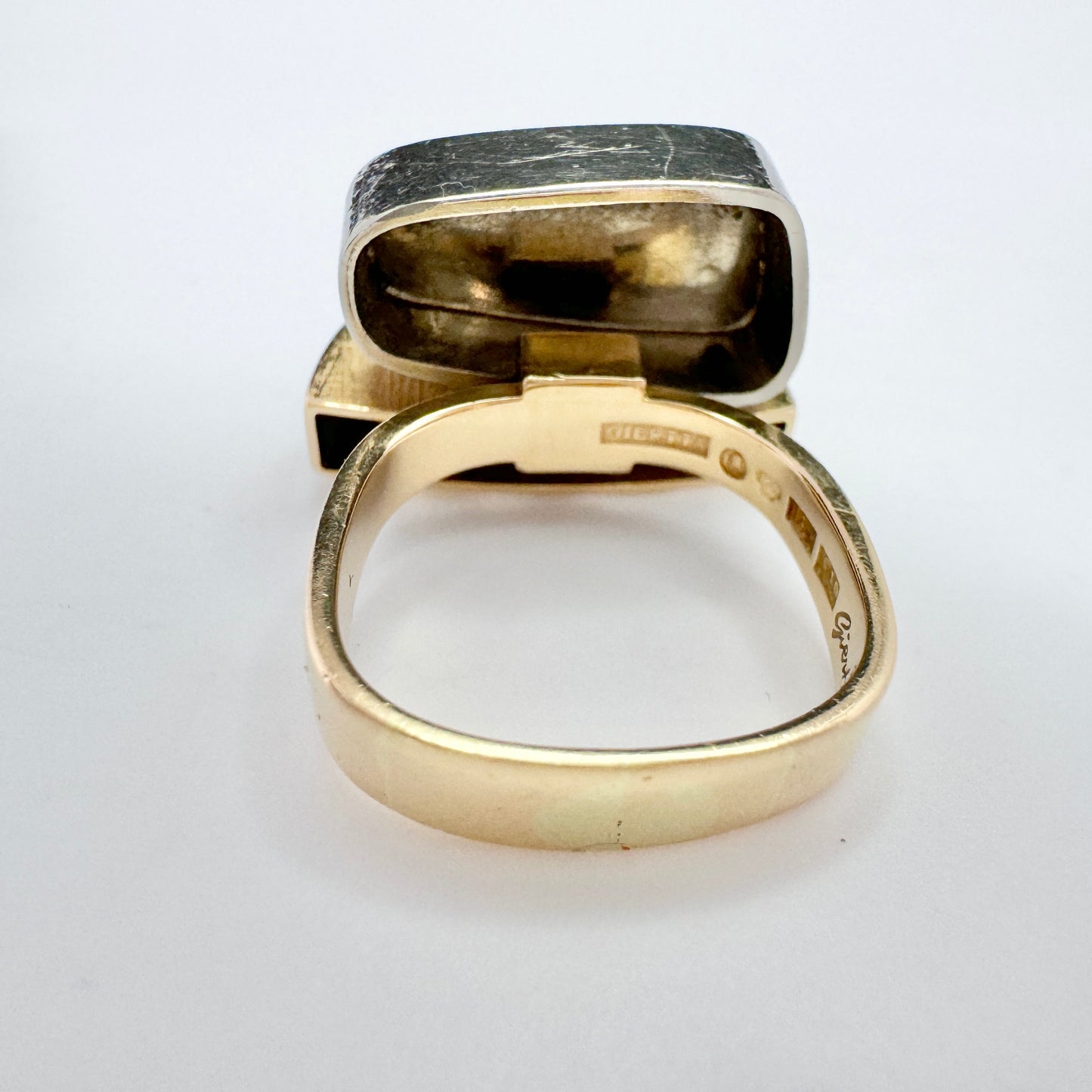 Claes E Giertta, Sweden 1977. Vintage Modernist 18k Gold Ring. Signed.