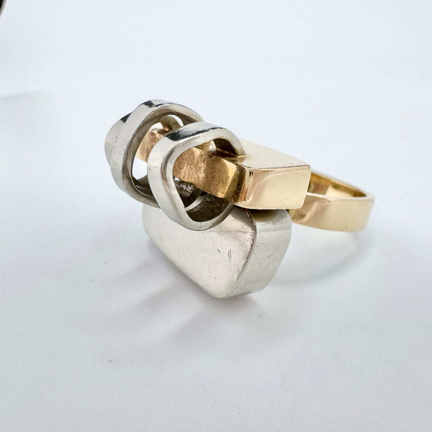 Claes E Giertta, Sweden 1977. Vintage Modernist 18k Gold Ring. Signed.