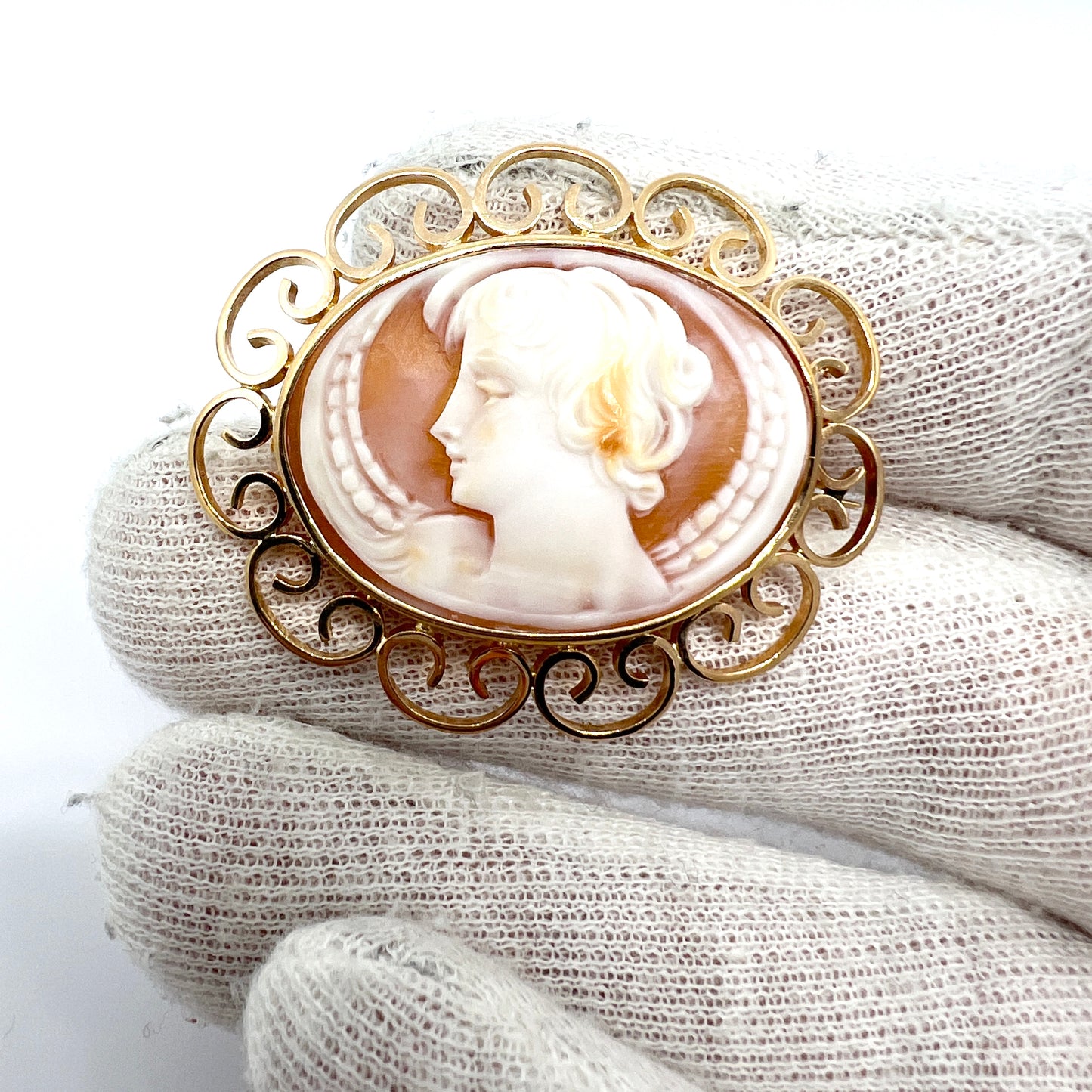 Bernhard Hertz, Stockholm 1947. Vintage 18k Gold Cameo Brooch. 7.3 gram