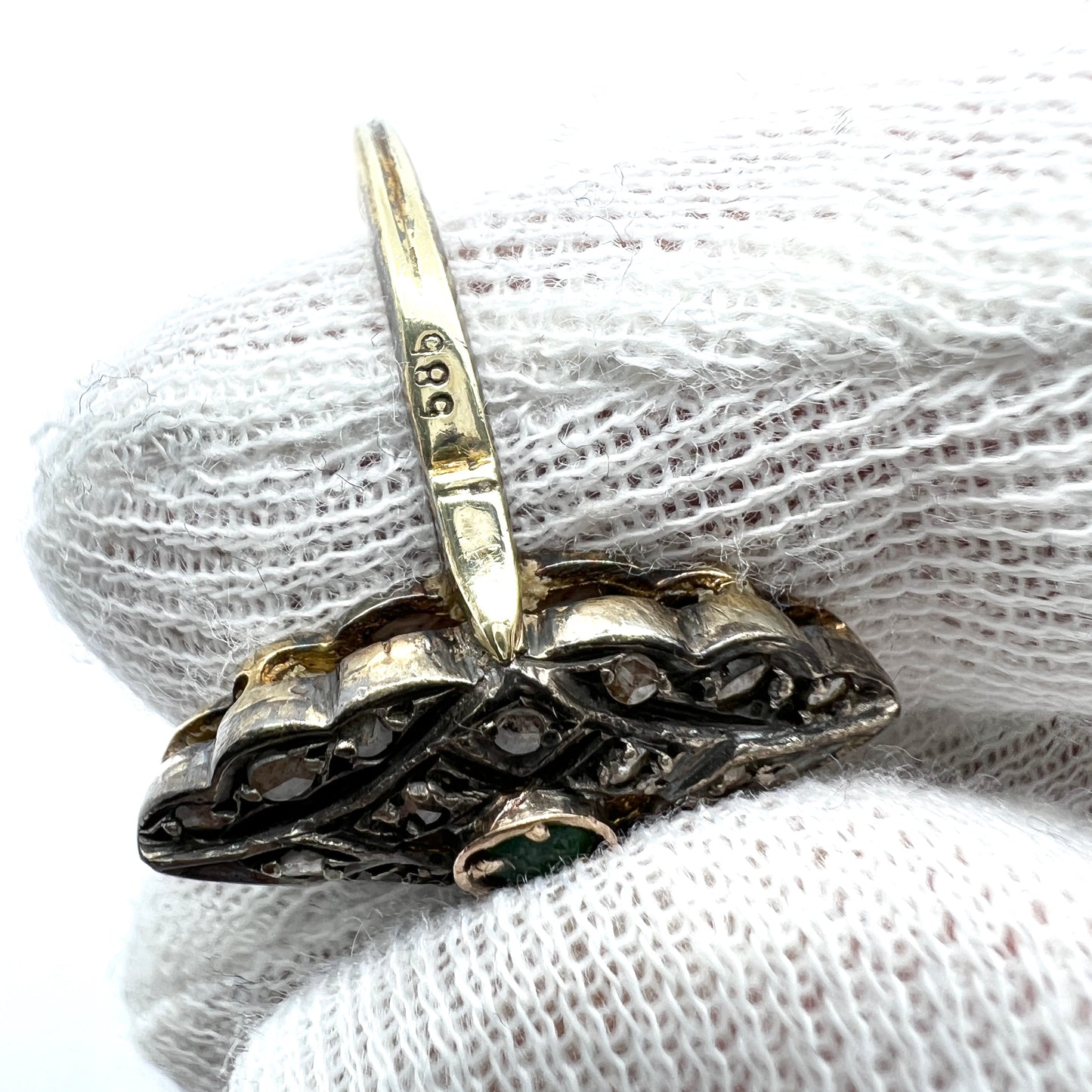 Vintage 14k Gold Emerald Diamond Chips Ring.