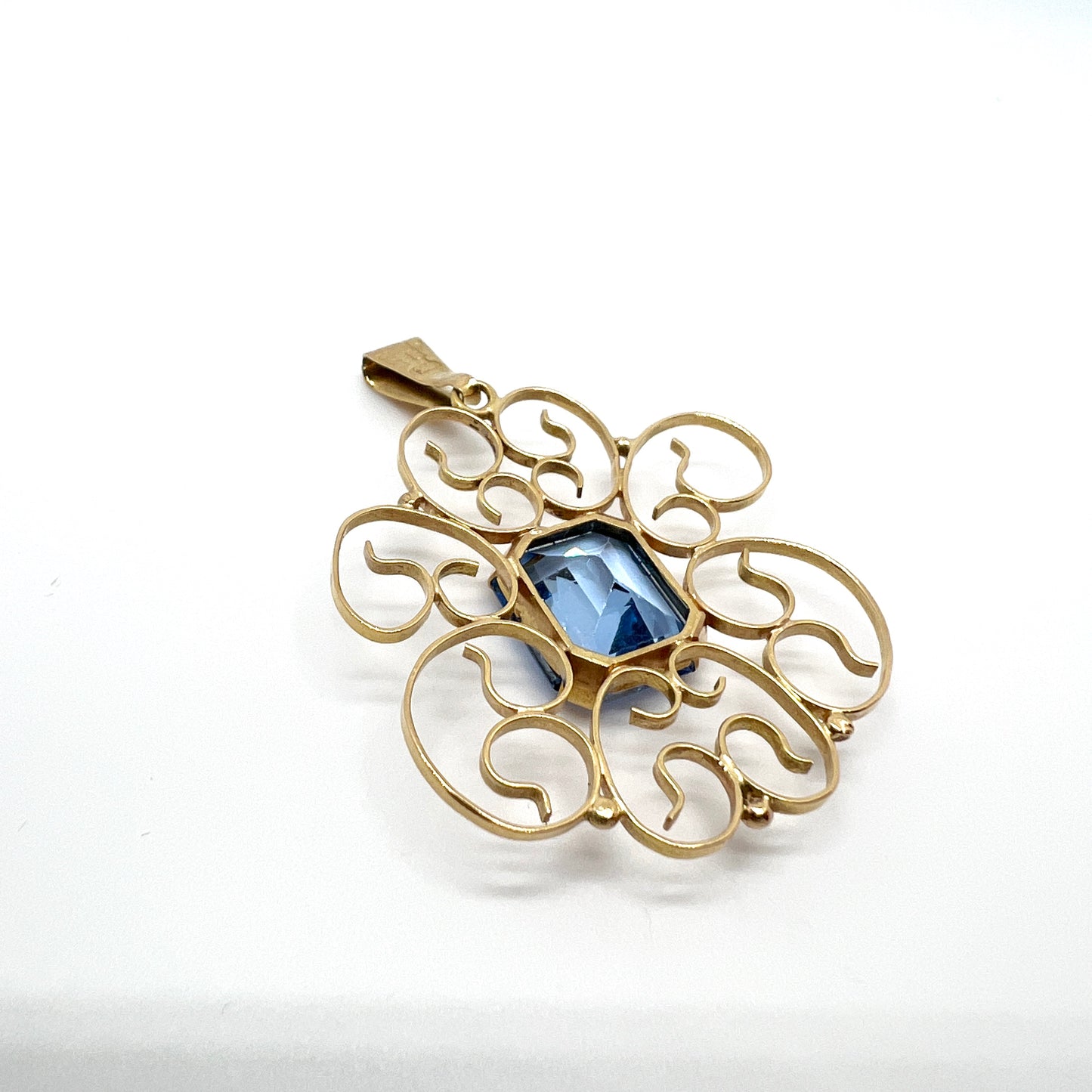 Erik Krantz, Sweden 1952 Vintage 18k Gold Blue Synthetic Spinel Pendant.