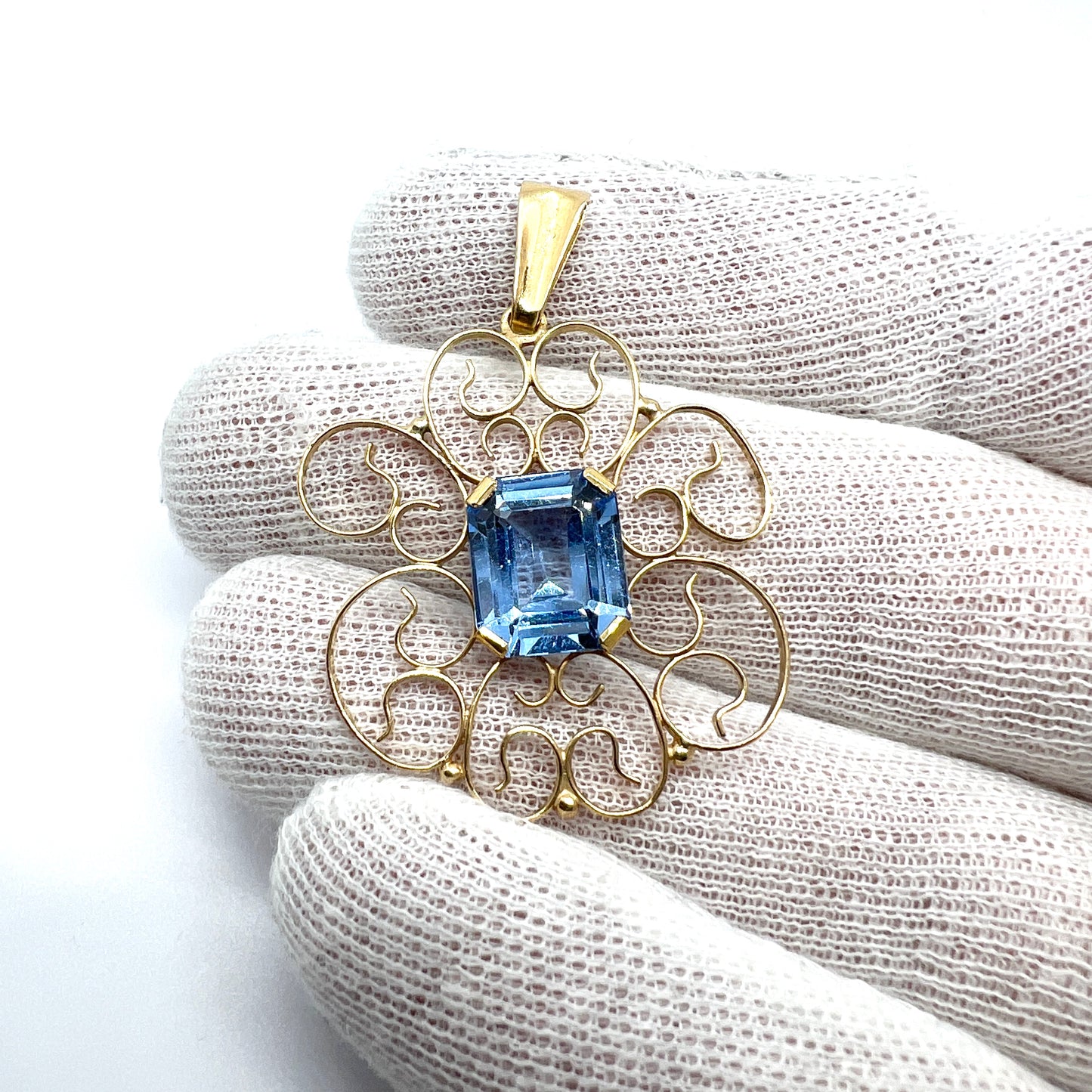 Erik Krantz, Sweden 1952 Vintage 18k Gold Blue Synthetic Spinel Pendant.