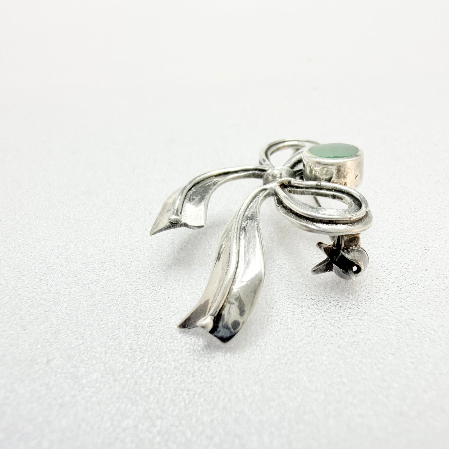 Vintage Sterling Silver Malachite Ribbon Brooch.