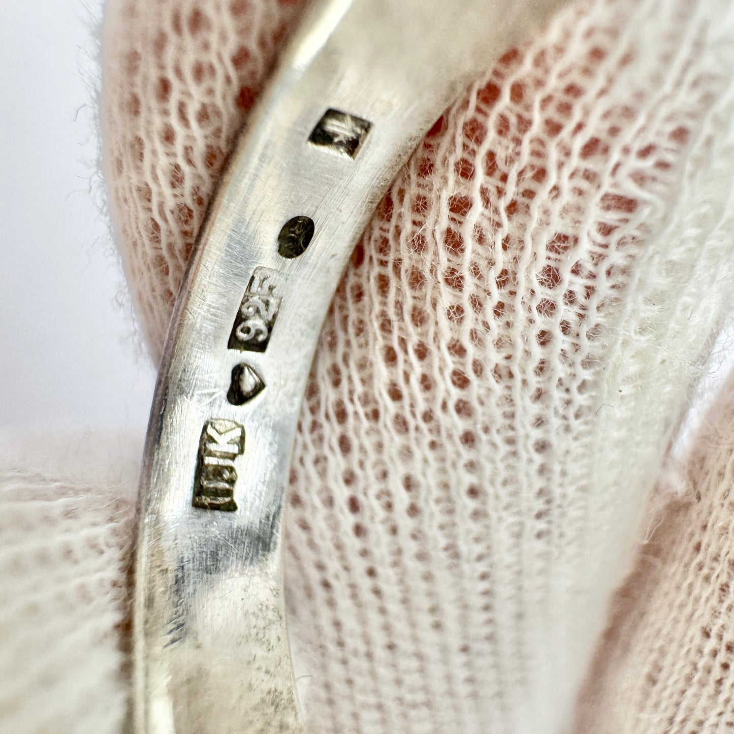 Kaunis Koru, Finland. Vintage Sterling Silver Spectrolite Ring.