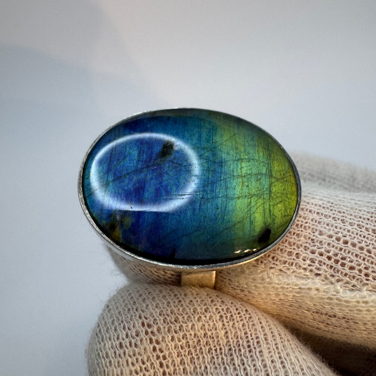 Kaunis Koru, Finland. Vintage Sterling Silver Spectrolite Ring.