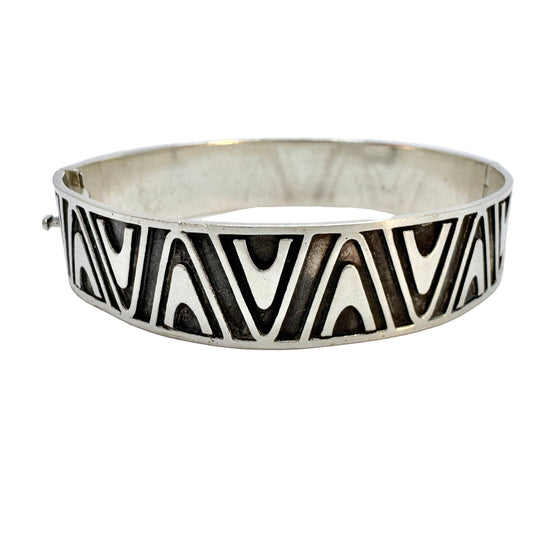 Vintage ca 1960s. Vintage Modernist Solid Silver Hinged Bangle Bracelet.