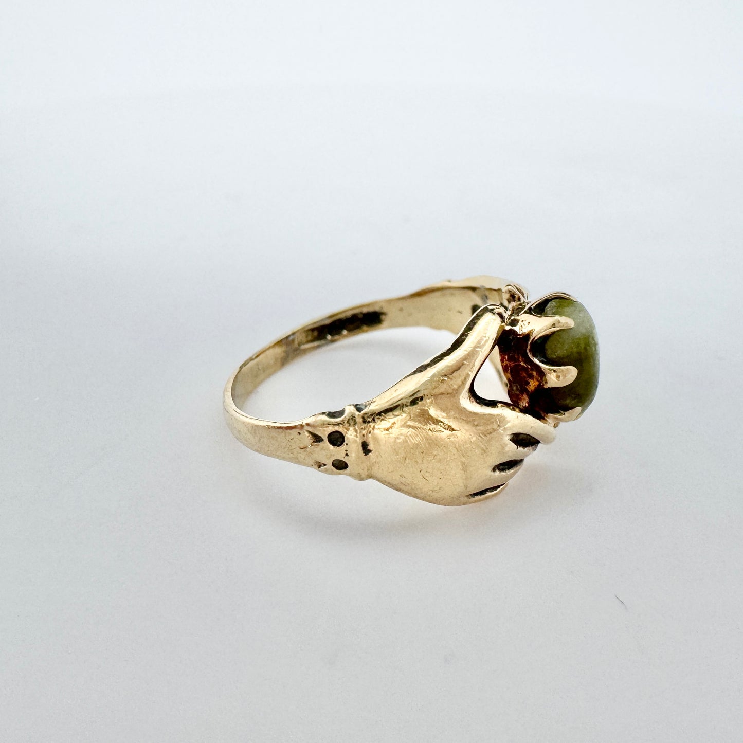 Vintage 9k Gold Green Hardstone Claddagh Ring.