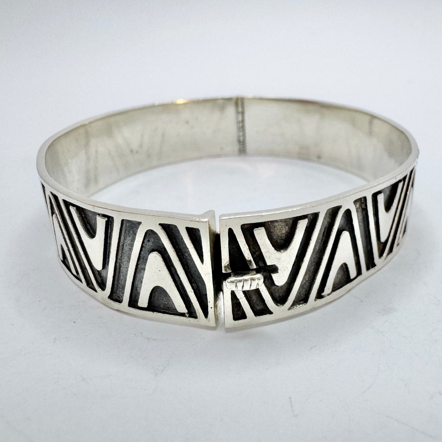 Vintage ca 1960s. Vintage Modernist Solid Silver Hinged Bangle Bracelet.