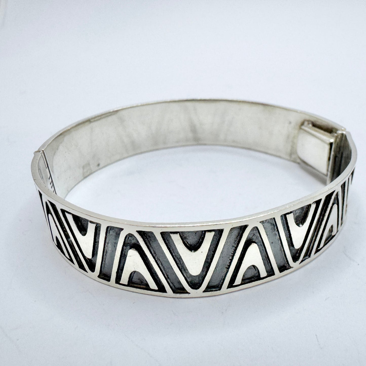 Vintage ca 1960s. Vintage Modernist Solid Silver Hinged Bangle Bracelet.
