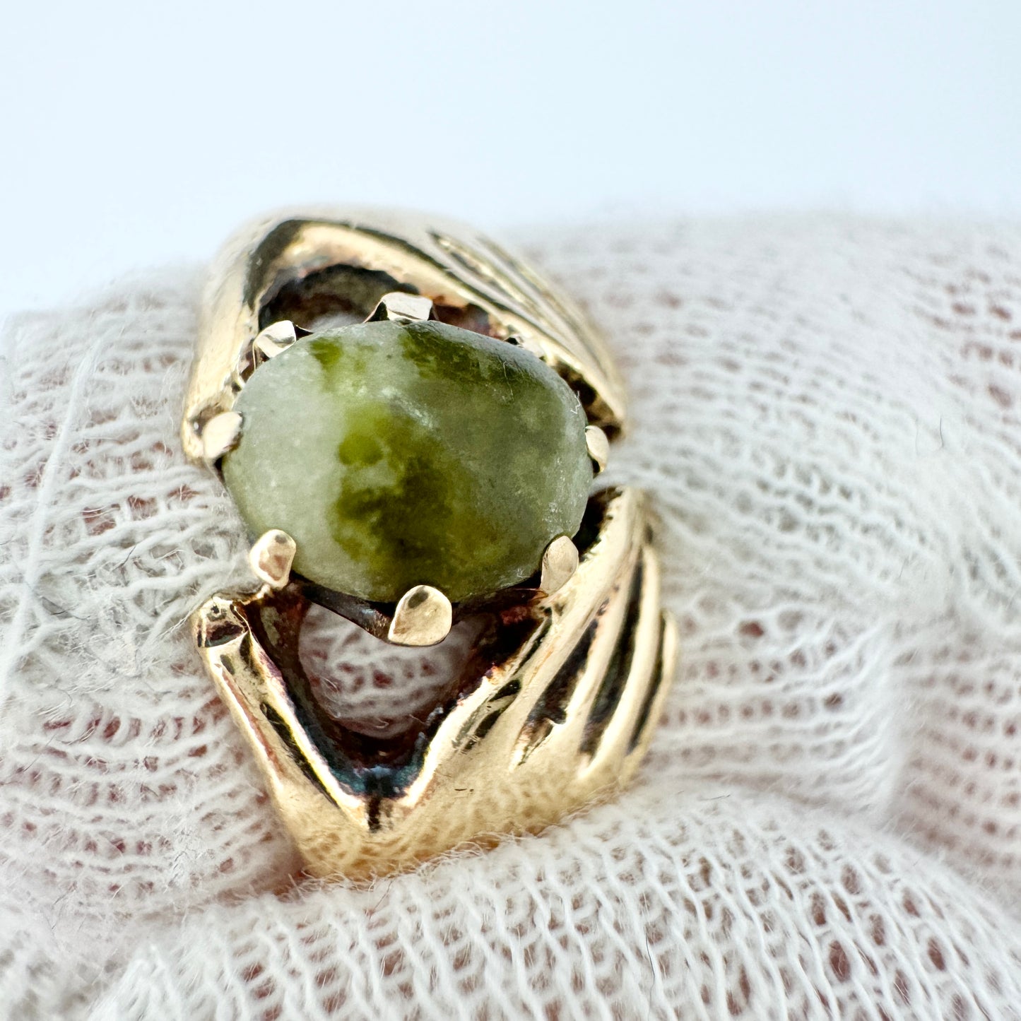 Vintage 9k Gold Green Hardstone Claddagh Ring.