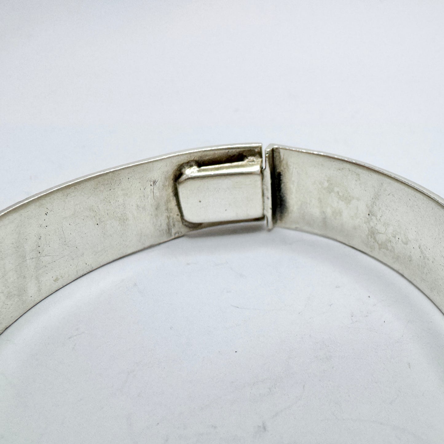 Vintage ca 1960s. Vintage Modernist Solid Silver Hinged Bangle Bracelet.
