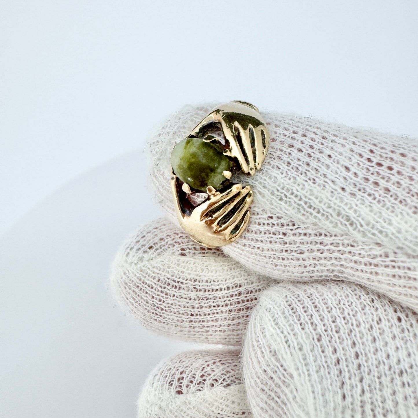 Vintage 9k Gold Green Hardstone Claddagh Ring.