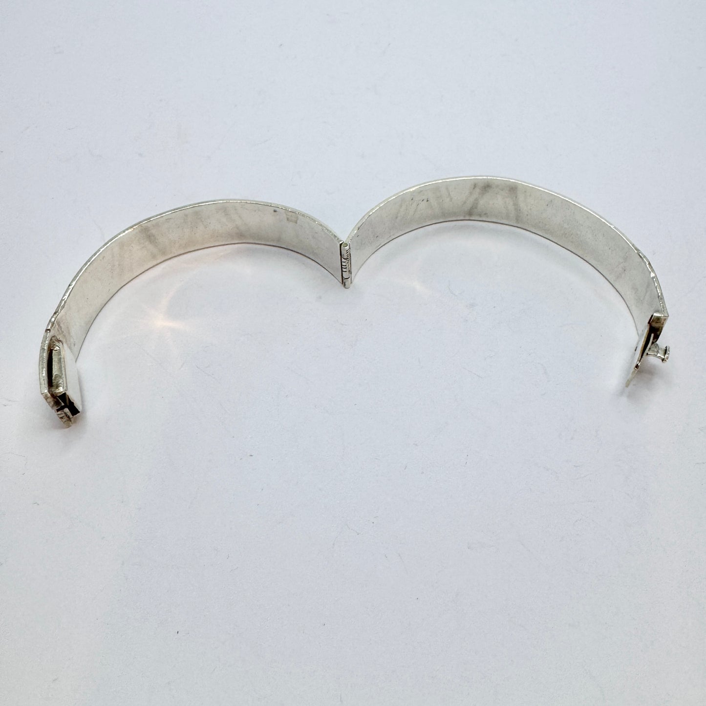 Vintage ca 1960s. Vintage Modernist Solid Silver Hinged Bangle Bracelet.