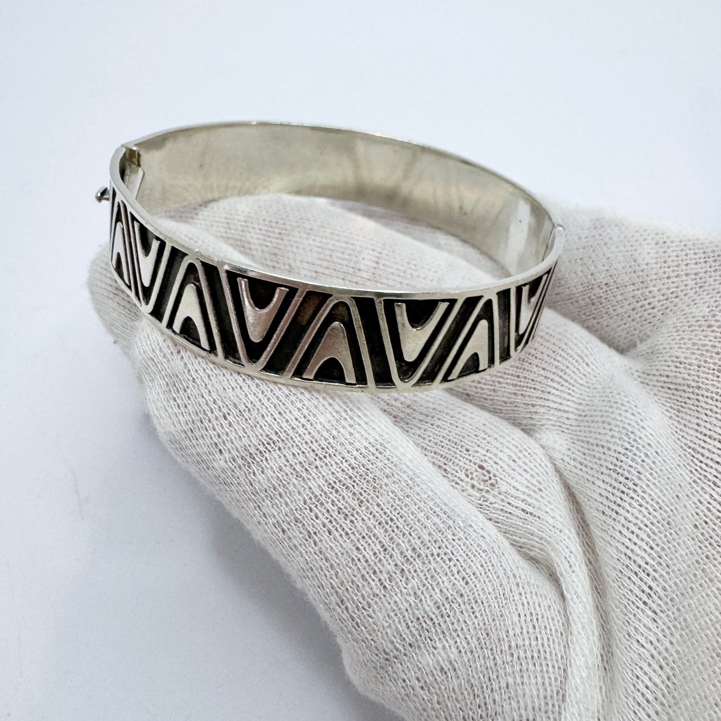 Vintage ca 1960s. Vintage Modernist Solid Silver Hinged Bangle Bracelet.