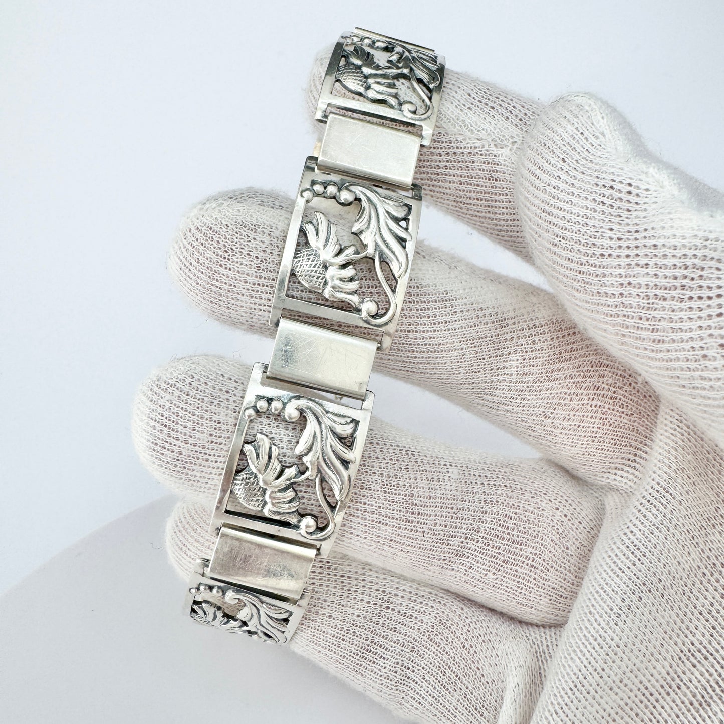 RR, Denmark c 1950s. Solid Silver Flower Bracelet with Elephant Charm