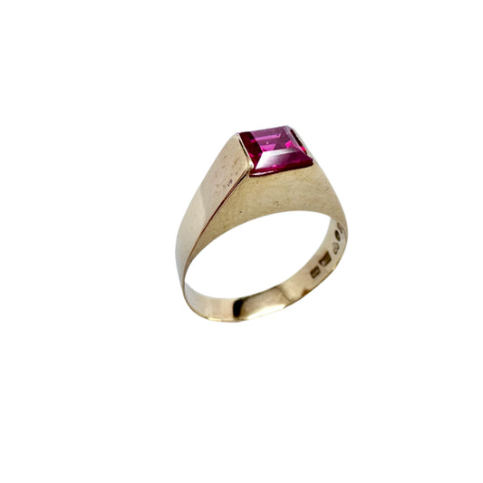J Petersson, Sweden 1958. Vintage 18k Gold Synthetic Pink Sapphire Ring