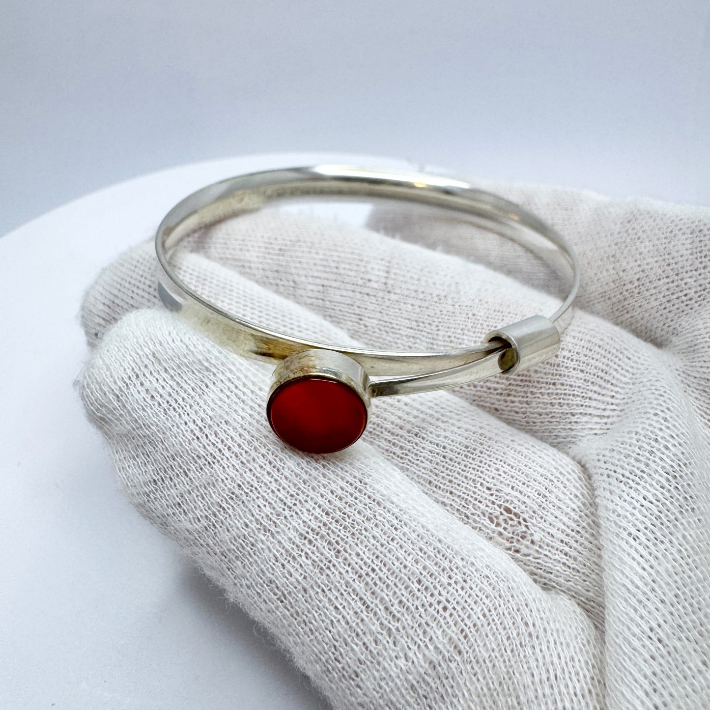 Erik Granit, Finland 1975. Vintage Sterling Silver Carnelian Bangle Bracelet.