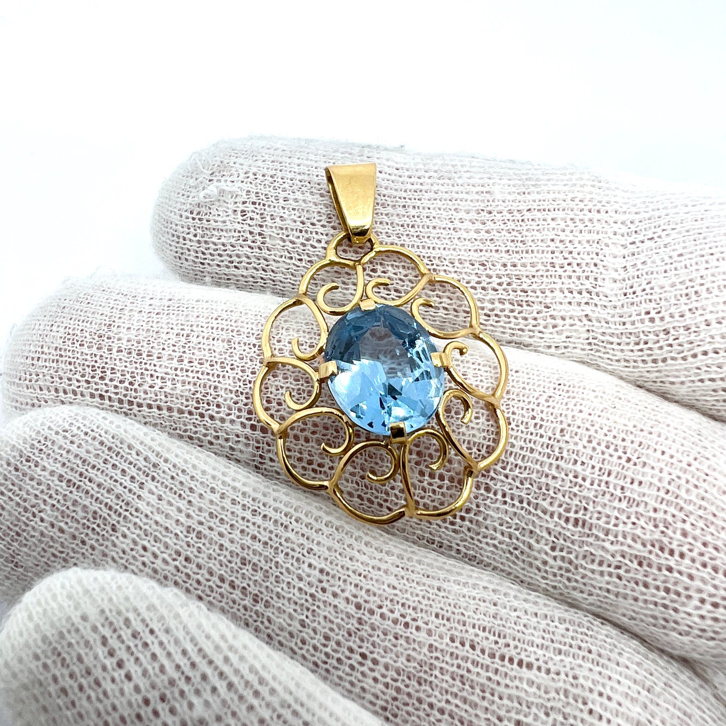 G Dahlgren, Sweden 1949, Vintage 18k Gold Synthetic Spinel Pendant.