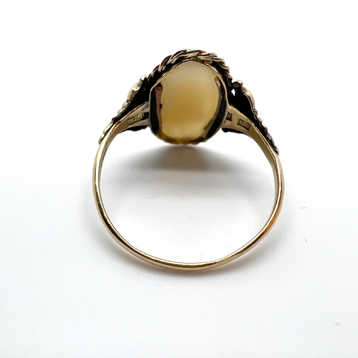 Sweden. Vintage 18k Gold Cameo Ring.